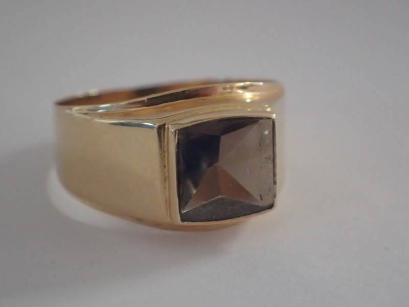 Ring 18k med sten Vikt:2,8gr