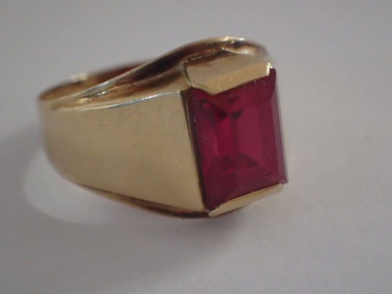 Ring 18k med röd sten Vikt:3,3gr