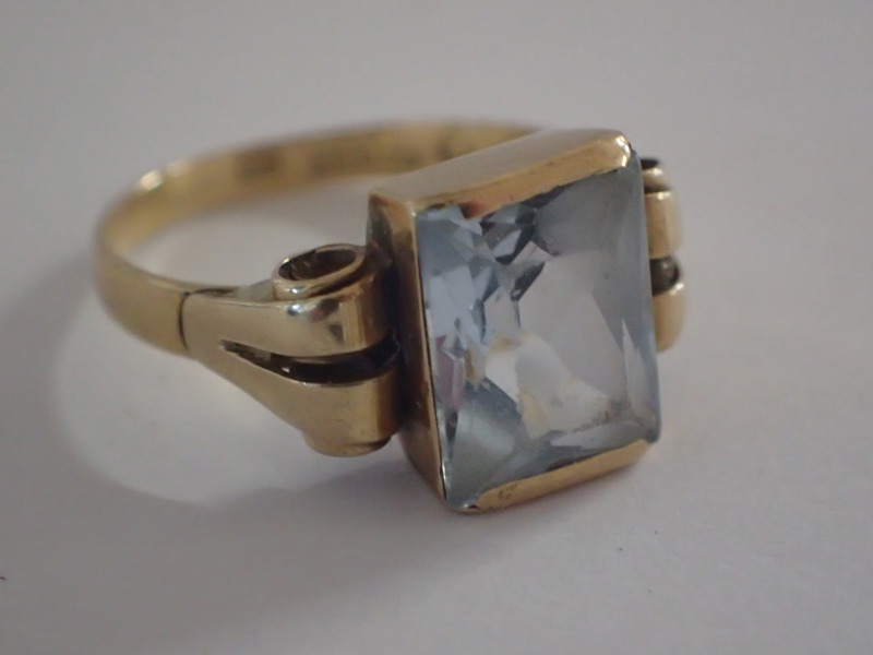 Ring 18k med sten Vikt:3,4gr