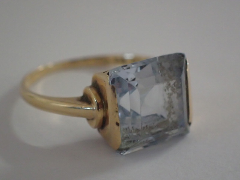 Ring 18k med sten Vikt:3,5gr