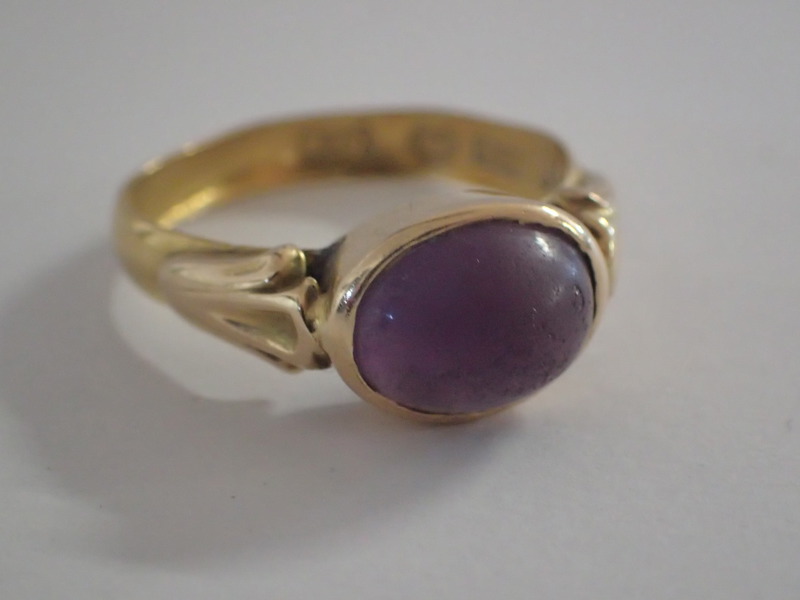 Ring 18/23k med lila sten vikt:4,3gr