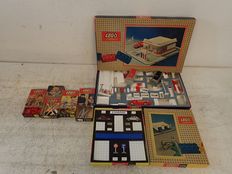 6st askar med äldre Lego + 2 bilar