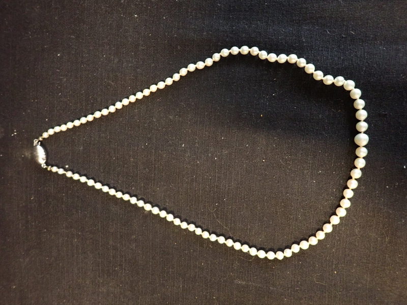 PÄRLHALSBAND med SILVERLÅS