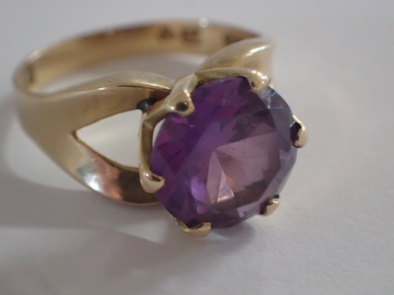 Ring 18k med lila sten "Ametist"