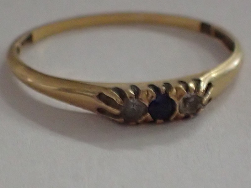 Ring 18k med 2 diamanter 1 safir
