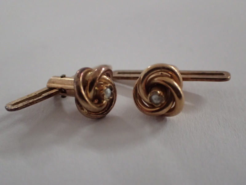 2st knappar 18k med pärla vikt:2,7gr