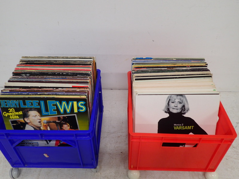Vinylskivor:  2 backar med blandad musik