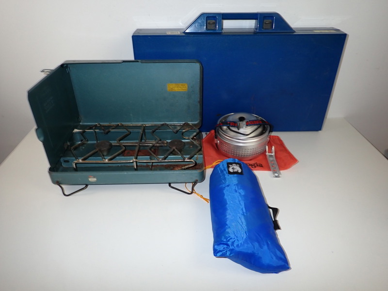 CAMPINGBORD, TÄLT, PRIMUSKÖK m m