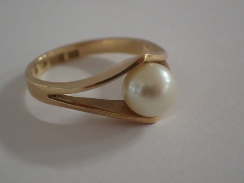 Ring 18k med pärla vikt:4,4gr