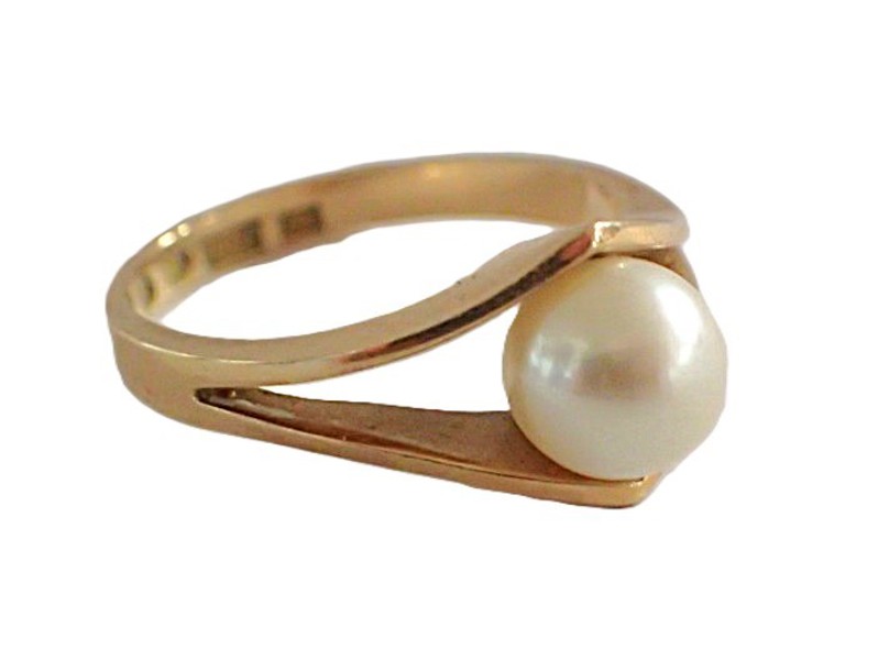 Ring 18k med pärla   vikt:4,4gr