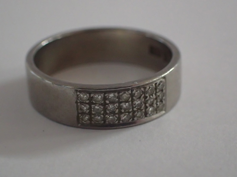 Ring 18k vitguld med 21st små diamanter
