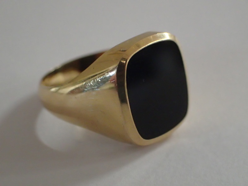 Klackring 18k med sten vikt:7,9gr