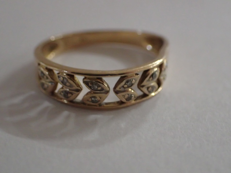 Ring 18 med 12 små diamanter vikt:1.9gr