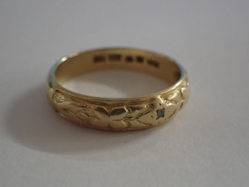 Ring 18k med liten sten vikt:3,7gr