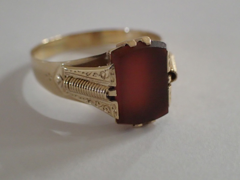 Ring 18k med röd sten  Vikt:4,2gr