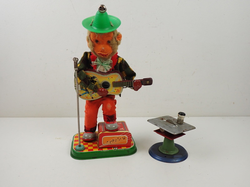 PLÅTLEKSAK Japan "Apa med gitarr" m m