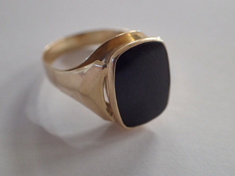 Klackring 18k med mörk sten  Vikt:5,3gr