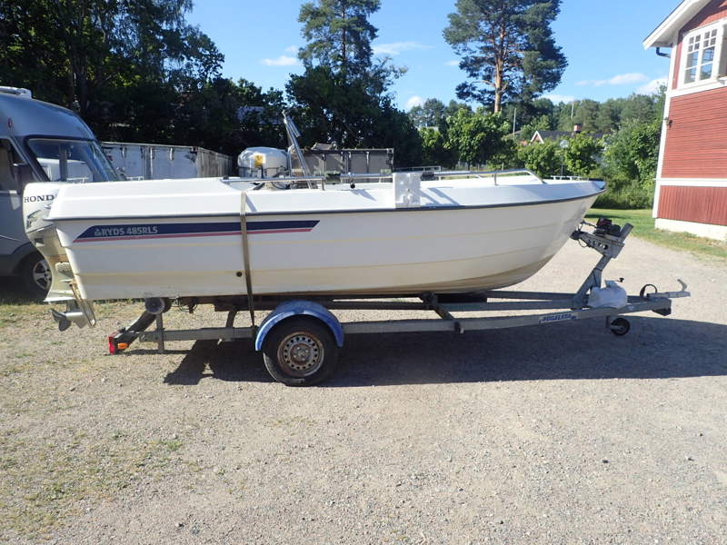 Styrpulpetbåt RYDS 485 RLS 2001  på båttrailer med elspel.  PROVSTARTAD