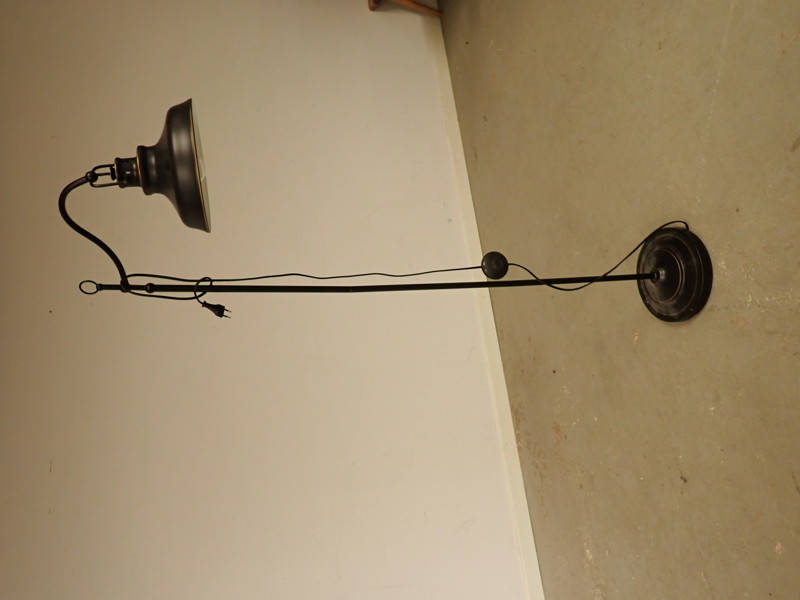 GOLVLAMPA + GARDINOMTAG