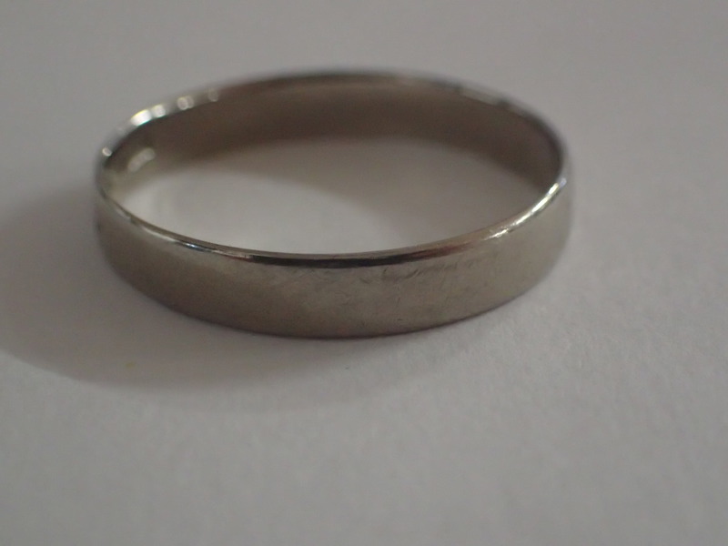 Ring 18k Vikt:2,8gr