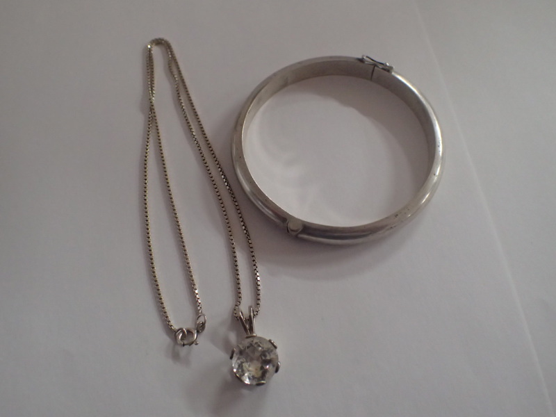 Armring o halskedja med hänge i silver