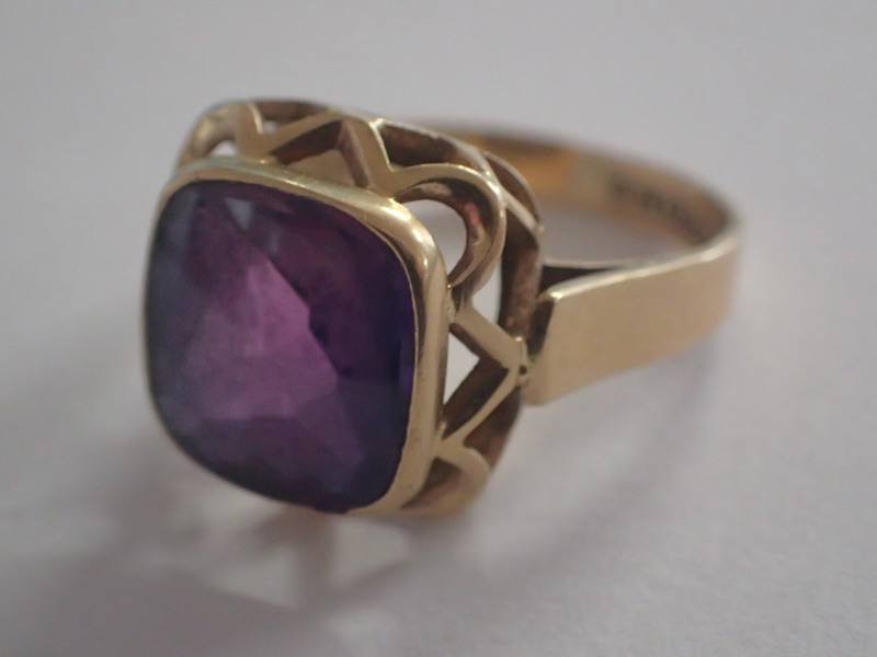 Ring18k med lila sten vikt: 4gr