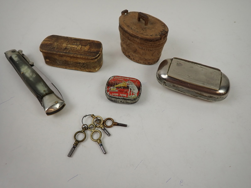 3 dosor, grammofonstift, klocknycklar, kniv