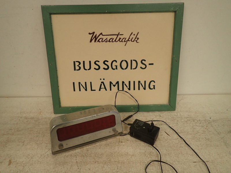 Träskylt o ljuslåda "stannar"