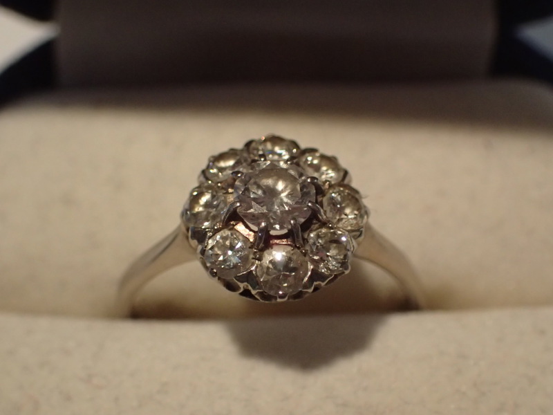 Ring "Carmosé"18k vitguld med 9st diamanter