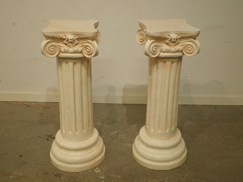 2st Piedistaler i gips H:72cm