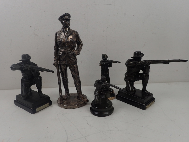 5st metallfiguriner med gevär     H:10-25cm