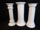 3st piedistaler i porslin  H:43-45cm