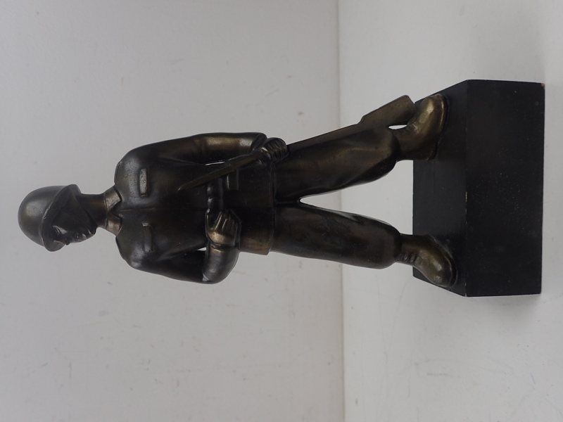 Soldat i patinerad metall på sockel H:23cm
