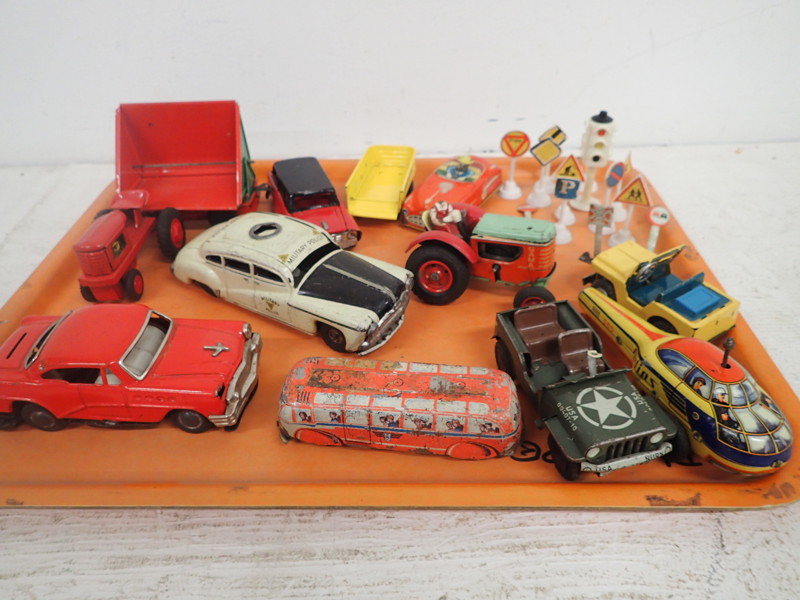 Plåtbilar,vägmärken m,m