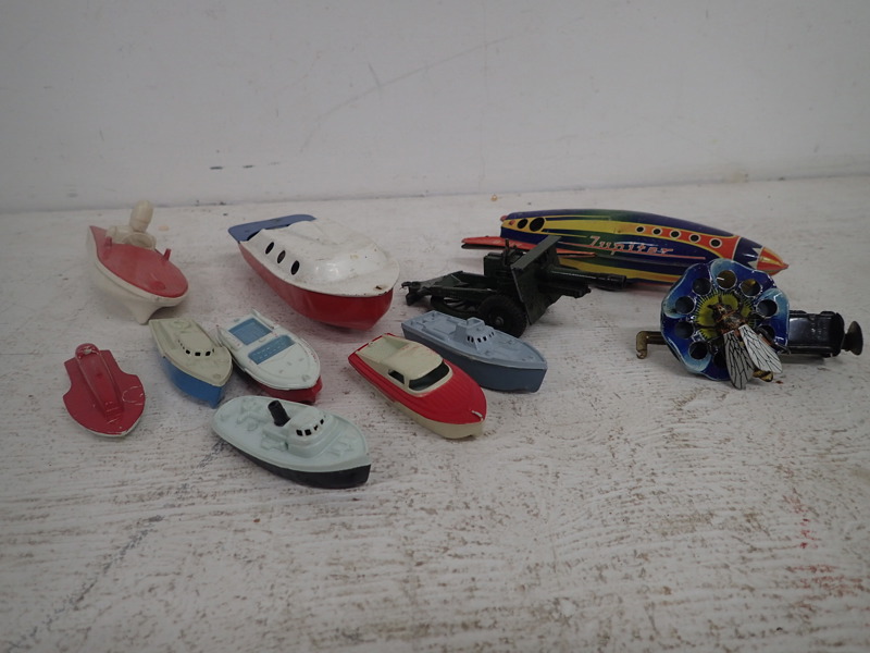 Plåtleksaker,båtar m.m