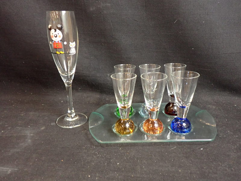 SNAPSGLAS på glasbricka + 1 st Lasse Åhberg