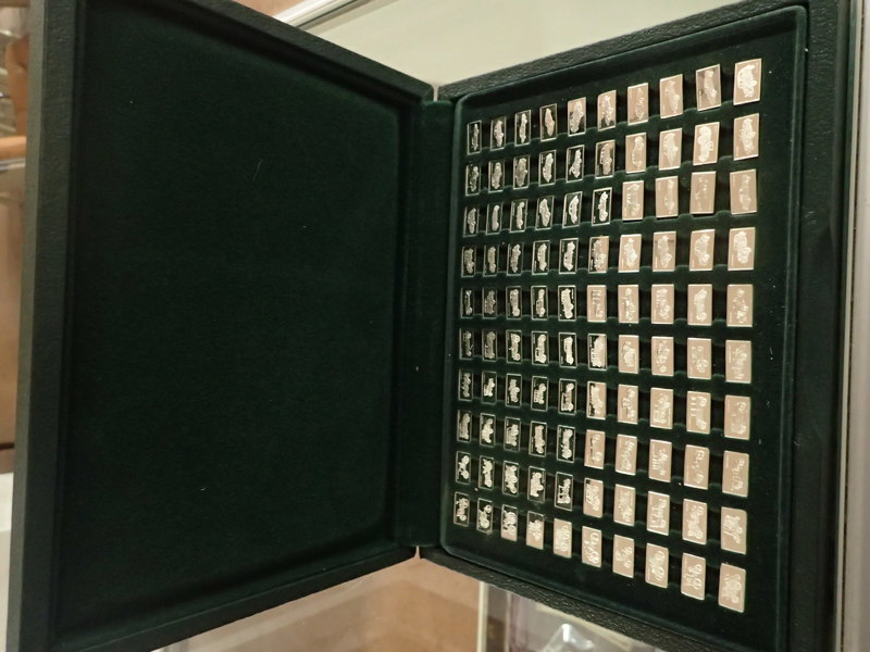 "100 förnämsta bilarna i silverminiatyrer"