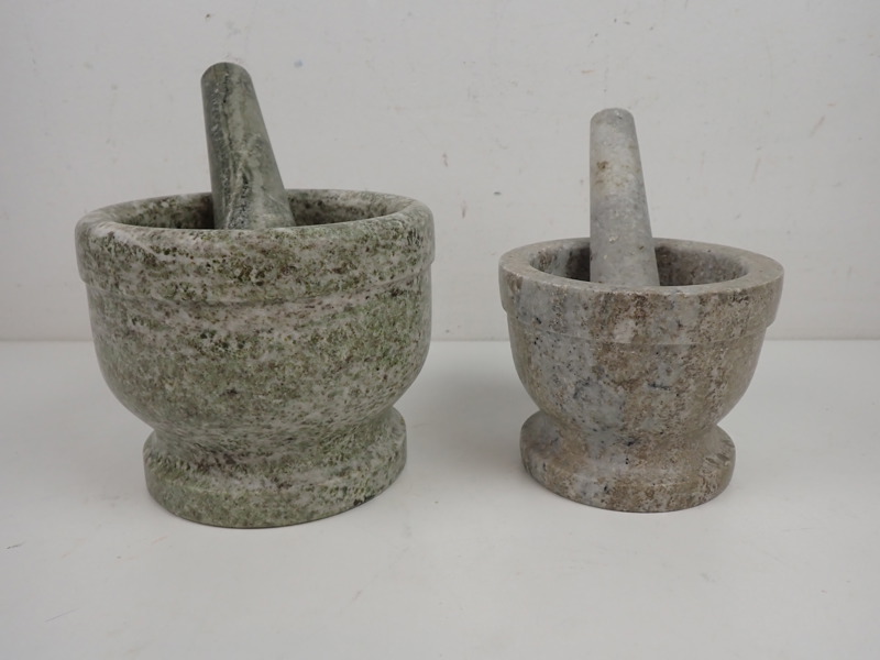 2 st STENMORTLAR med stötar