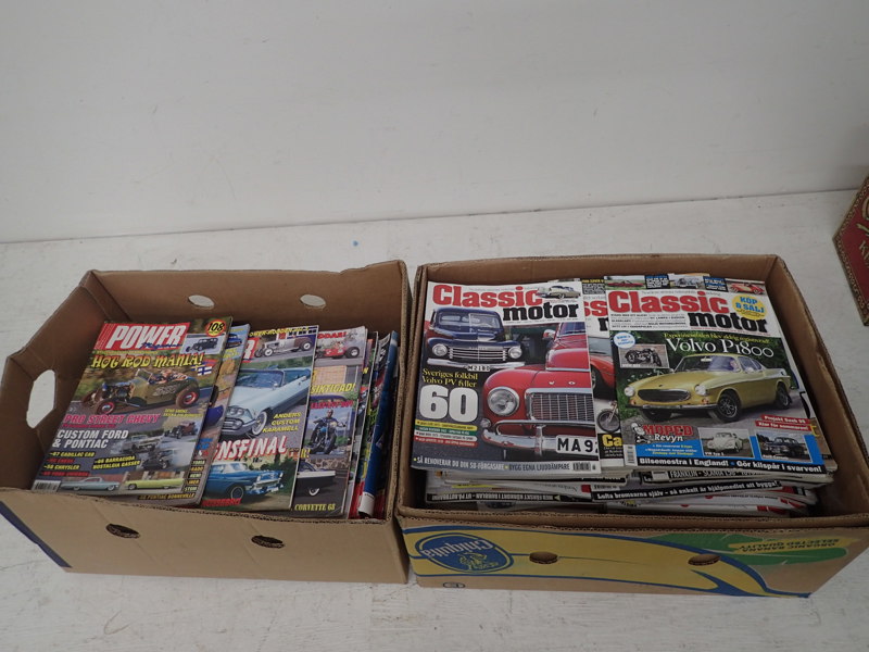 2 lådor med motortidningar