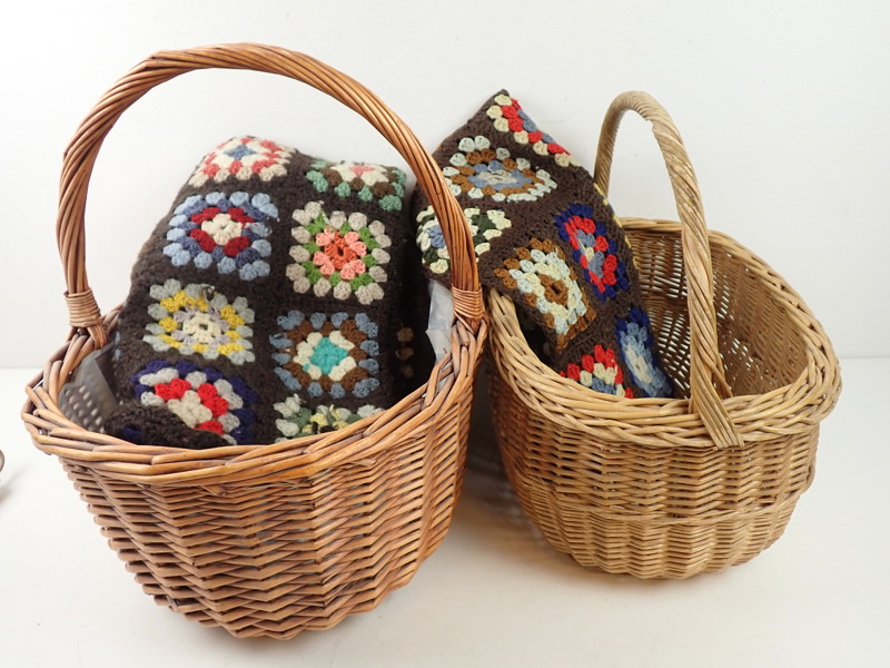 2 st KORGAR + LAPPTÄCKEN