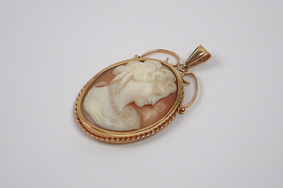 GULDHÄNGE KAMÉ. 18K