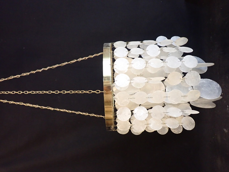 TAKLAMPA , snäckskal och mässing