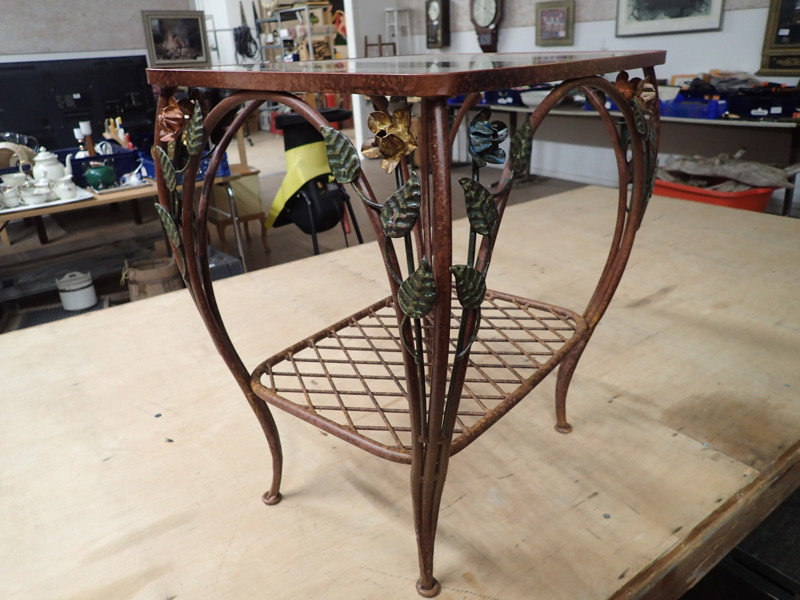 Metallbord med glasskiva