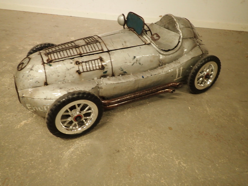 Bilmodell i metall med förvaringsfack