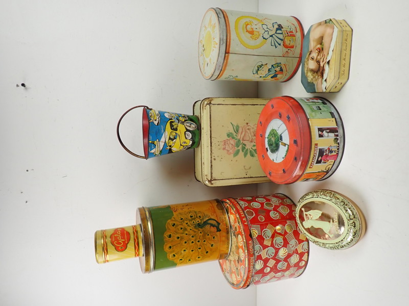 8 PLÅTBURKAR + HINK