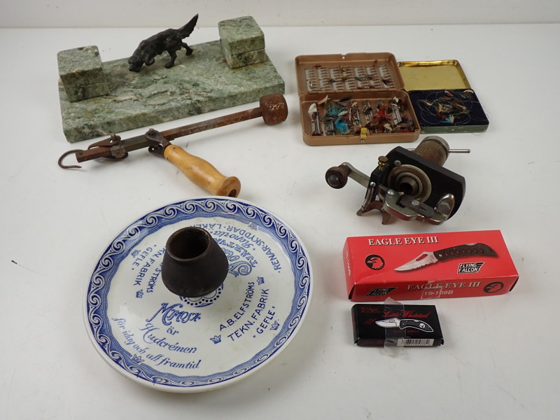 SKRIVBORDSSTÄLL, KÖVÄSSARE,FLUGOR m m