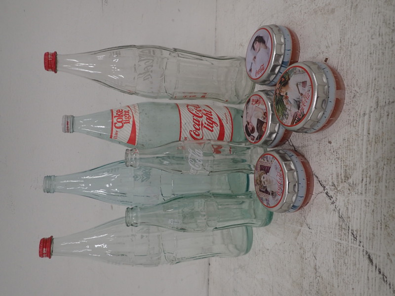 Glasflaskor o plåtburkar Coca-Cola