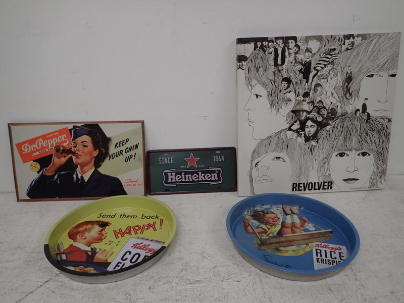 Tryck "Revolver", 2 plåtskyltar, 2 plåtbrickor