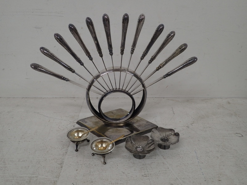 Fruktknivställ,2 ljusstakar o 2 saltkar i Nysilver