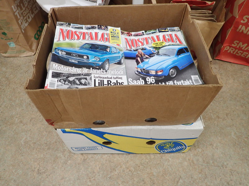2 lådor med motortidningar